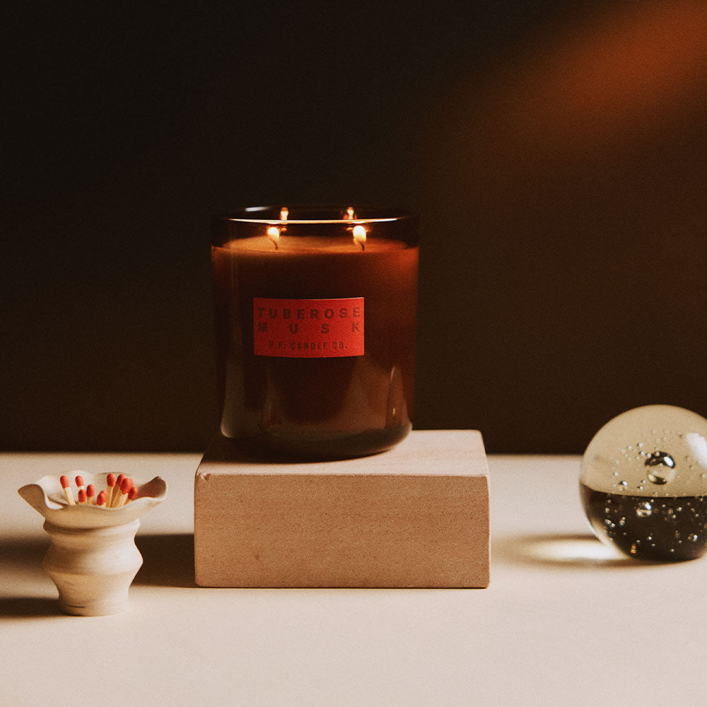 P.F. Candle Co. Hi-Fi Line: Tuberose Musk – Soy Candle Large in der Duftnote Floral-Green